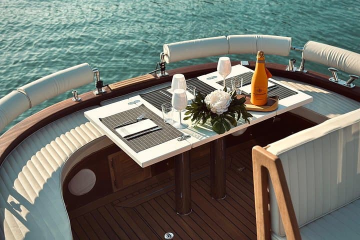Luxury Boat Tour with Private Guide and Aperitif on Board (2h)