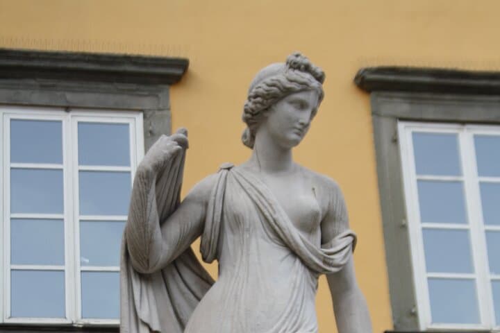 Early morning Lucca private walking tour