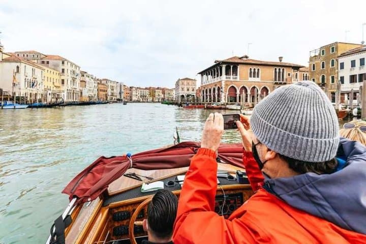 Enchanting Venice: City Walk & Majestic Gondola Ride + Ebook