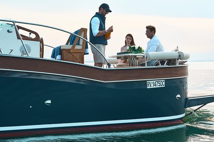 Luxury Boat Tour with Private Guide and Aperitif on Board (2h)