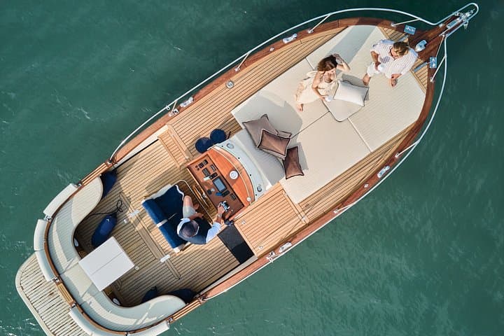 Luxury Boat Tour with Private Guide and Aperitif on Board (2h)