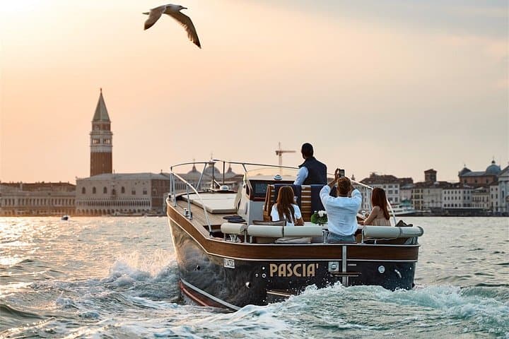 Luxury Boat Tour with Private Guide and Aperitif on Board (2h)