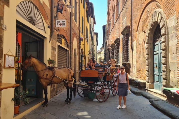 Lucca Royal Experience – Grand Tour Deluxe by Carriage (2 Hours)