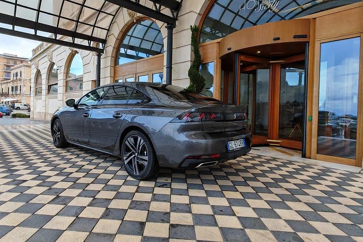 Private transfer service from Catania airport to Taormina with an elegant and comfortable sedan