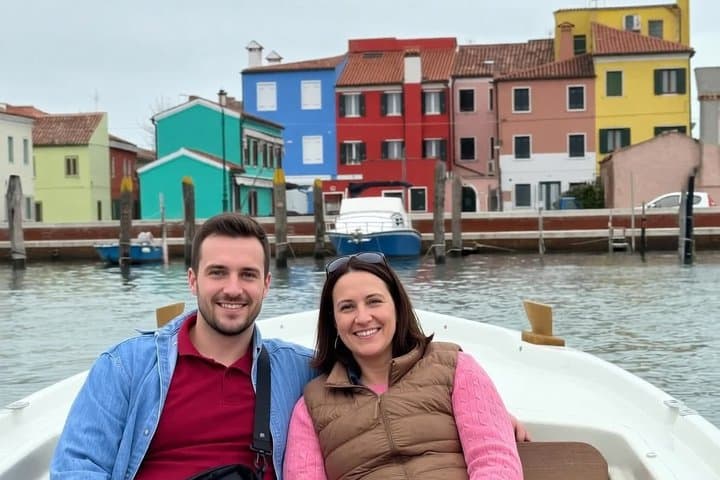 Lovely couple on tour in Pellestrina Island in front of the Rainbow house