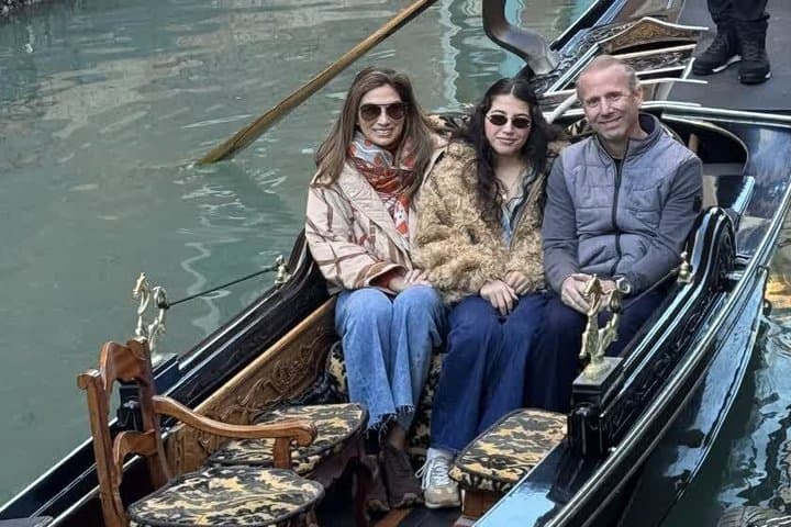 Private Gondola with Private Walking Tour In Heart of Venice