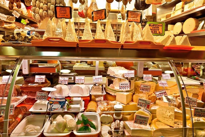 Cesarine: Market Tour & Cooking Class at Local's Home in Bologna
