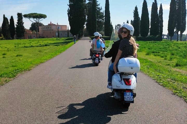 Rome by Vespa: Classic Rome Tour with Pick up & Drop Off