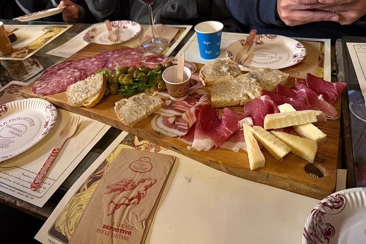 Florence Ghost & Crime Tour: Legends Murders with Tastings & Wine