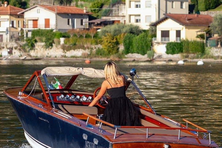 2h Tour with Vintage Wooden Boat on Lake Como