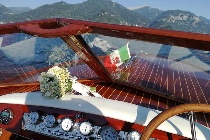 2h Tour with Vintage Wooden Boat on Lake Como