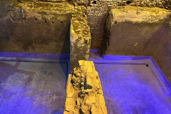 Underground Trevi District and Trevi Fountain Tour