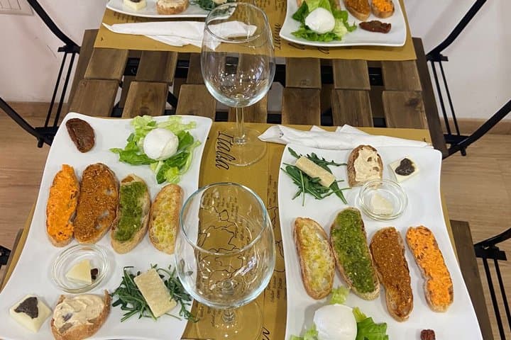 1 hour exclusive Food & Wine tasting with guide by the Vatican