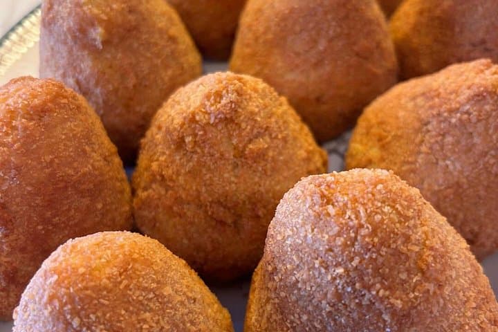 Dining experience at a local's home in Siracusa with show cooking