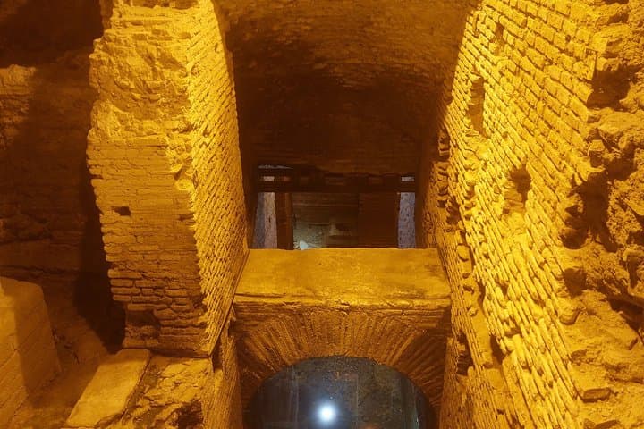 Underground Trevi District and Trevi Fountain Tour