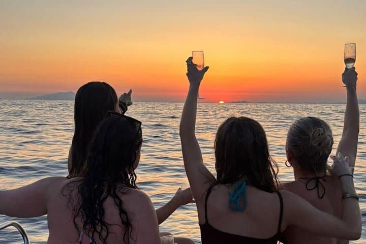 Sorrento Sunset Private Boat Cruise – Swim, Sip & Relax