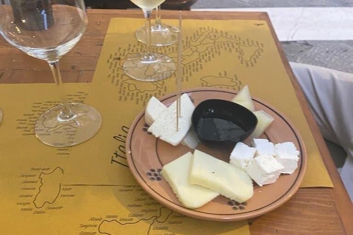 Exclusive Wine Tasting in Lecce Old Town: 4 Labels & Local Bites