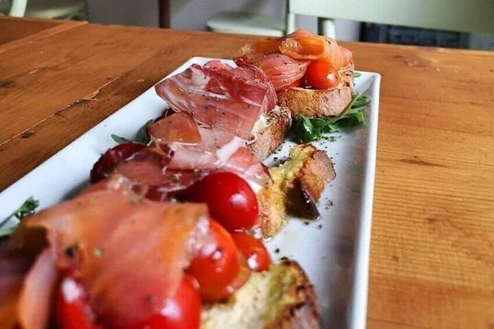 Exclusive Wine Tasting in Lecce Old Town: 4 Labels & Local Bites