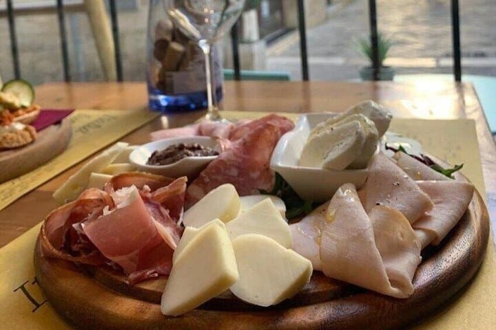 Exclusive Wine Tasting in Lecce Old Town: 4 Labels & Local Bites