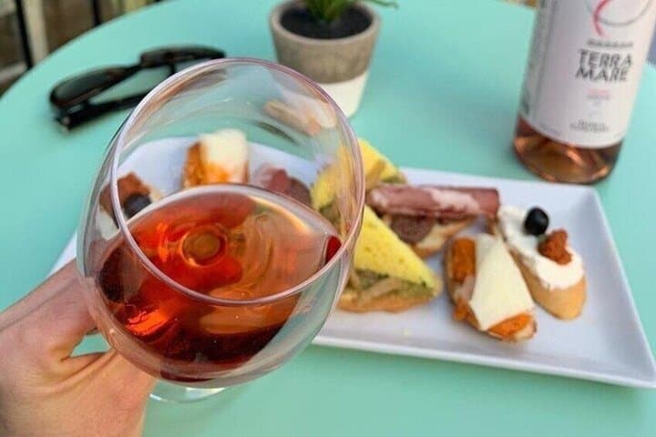 Exclusive Wine Tasting in Lecce Old Town: 4 Labels & Local Bites