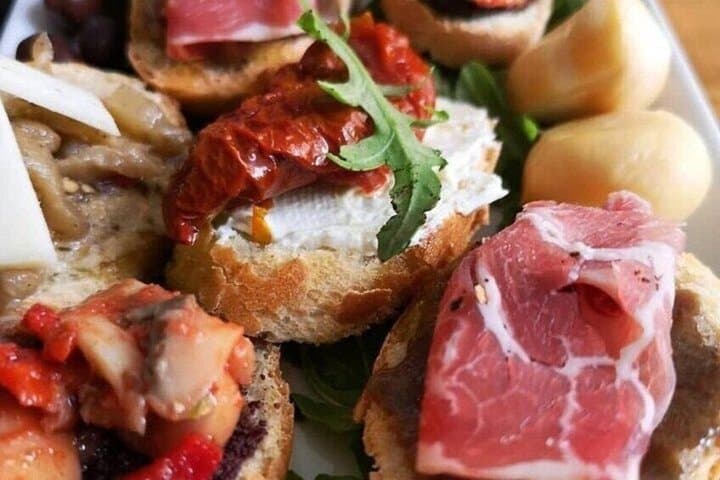 Exclusive Wine Tasting in Lecce Old Town: 4 Labels & Local Bites