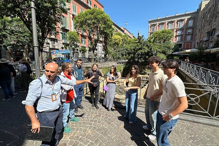 Naples: Street Food and Sightseeing Tour with Local Expert