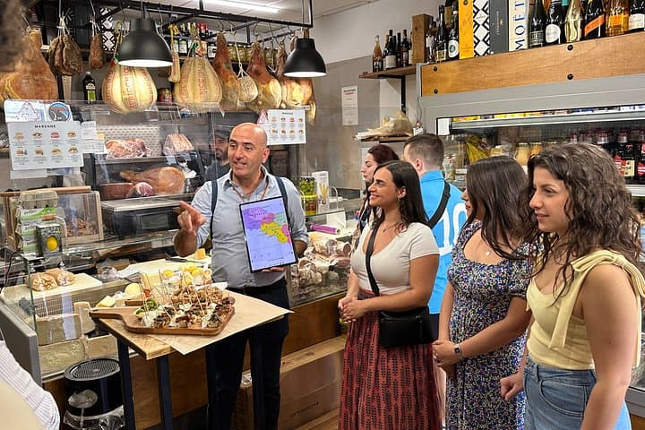 Naples: Street Food and Sightseeing Tour with Local Expert