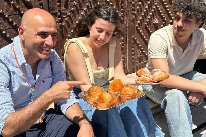 Naples: Street Food and Sightseeing Tour with Local Expert