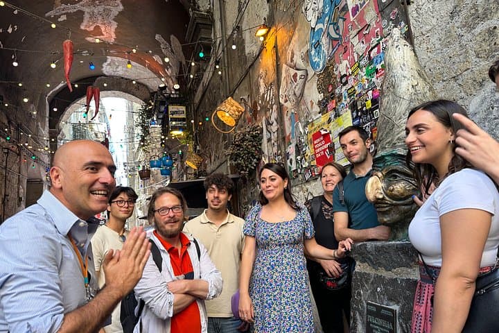 Naples: Street Food and Sightseeing Tour with Local Expert
