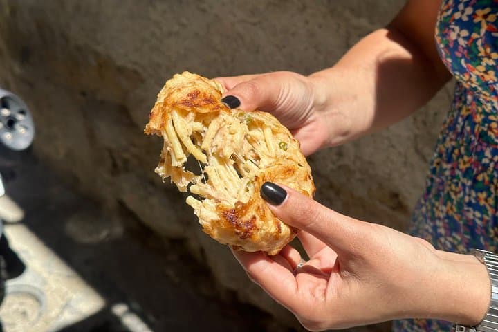 Naples: Street Food and Sightseeing Tour with Local Expert