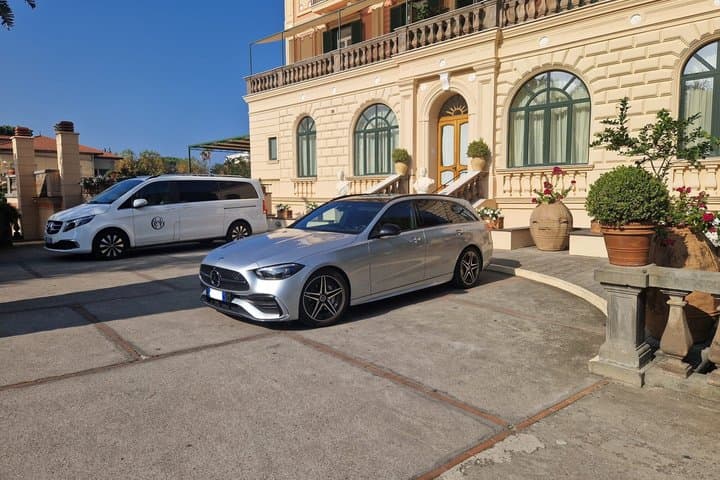 Sorrento: Private transfer to Naples