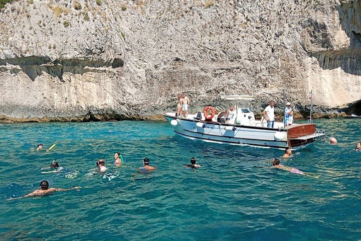 Capri pacchetto completo: Tour in Barca Condiviso,Bus e Seggiovia