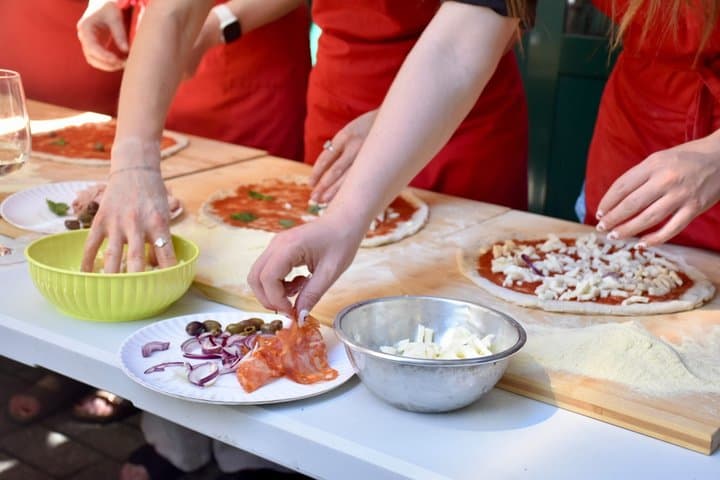 Premium Pizza Making Class at a Pizzeria in Como