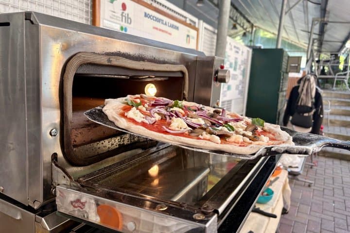 Premium Pizza Making Class at a Pizzeria in Como