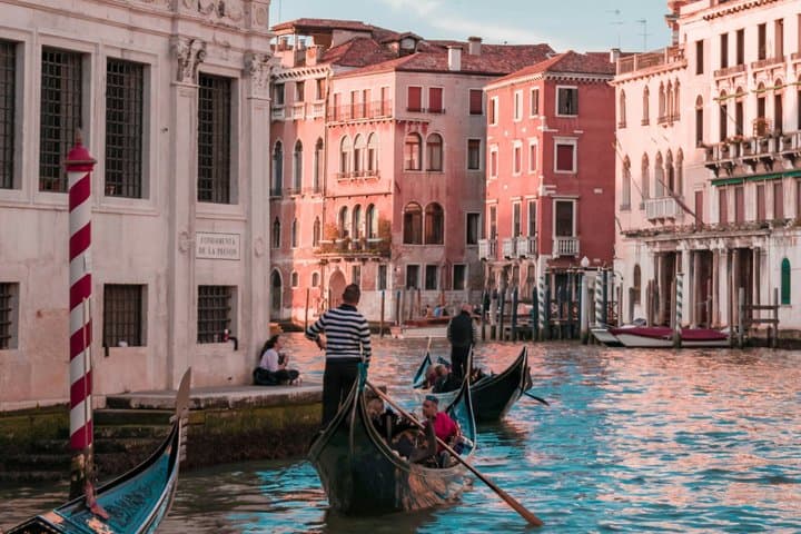 Story of Venice: Private Tailor-Made Walking Tour & Pickup