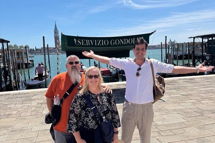 Deluxe Gondola Ride With "Live Music" in Venice With Pick-Up