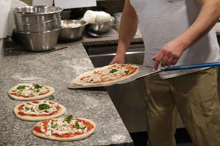 Rome: Small Group Neapolitan Pizza Class with Spritz