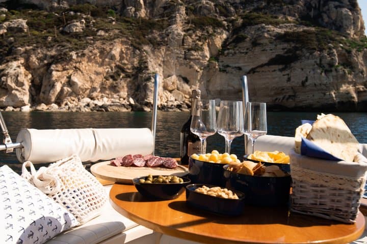 Experience in a typical gozzo between hidden coves and aperitif