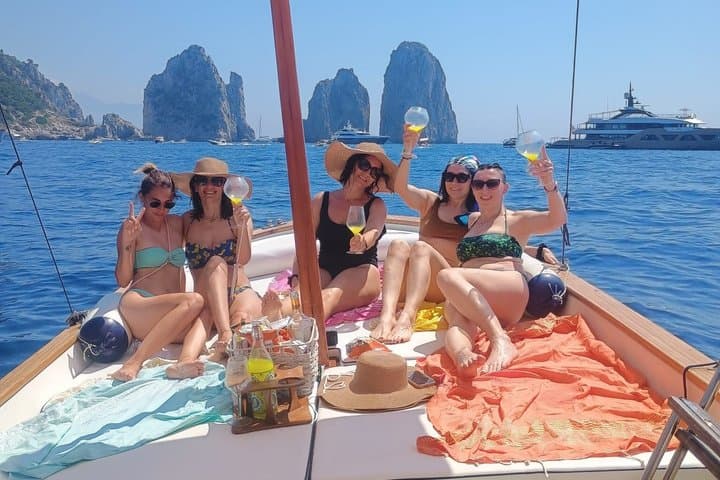 Capri Boat Tour : Small Group Luxury with Pizza and Beer