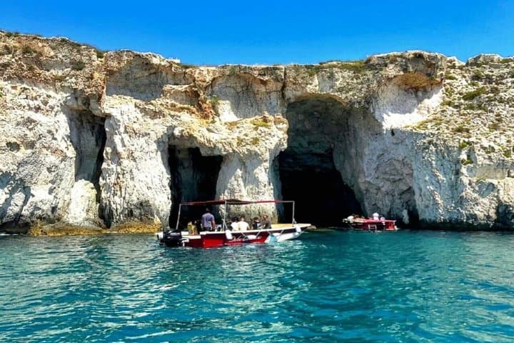 Tour of the island of Ortigia and exploration of sea caves with baths.