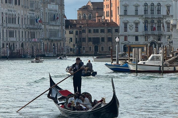 Private Gondola Ride With Story of Venice Doge’s Palace San Marco