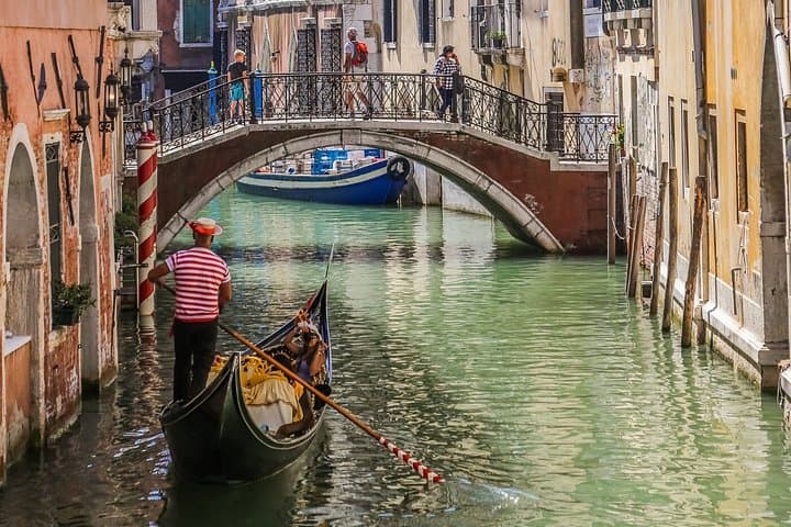 Romantic Evening Gondola Ride on the Grand Canal