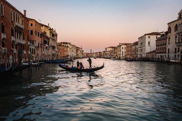 Romantic Evening Gondola Ride on the Grand Canal