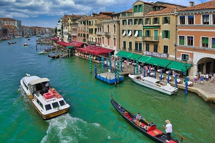 Colors and Traditions 5.5 Hour Murano and Burano Islands Tour