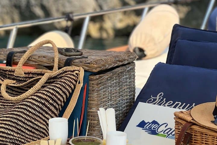 Capri Private Boat Tour : 2h Local skipper, Faraglioni & Sea Caves