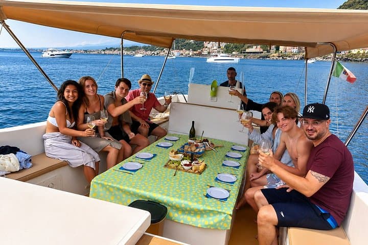 Private boat tour Giardini Naxos Taormina with platter and wine