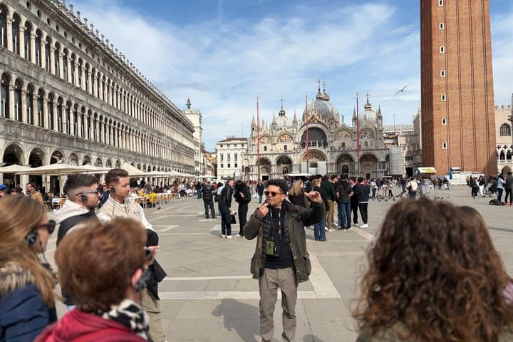 City Center Walking Tour in Venice & Gondola Ride Experience