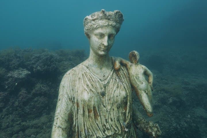 Diving at the Baia Submerged Park for certified divers