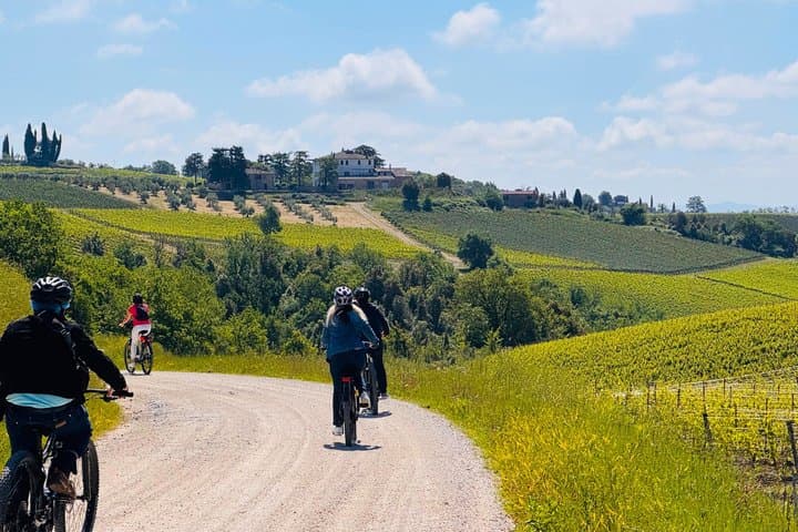 E-Bike Tour: Explore the Chianti, its Enogastronomy and Castles