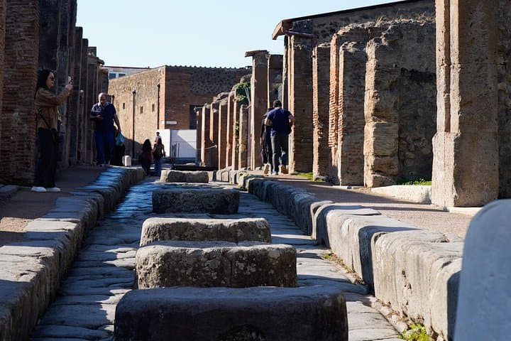 Pompeii: Skip the line ticket and tour with an Archaeologist